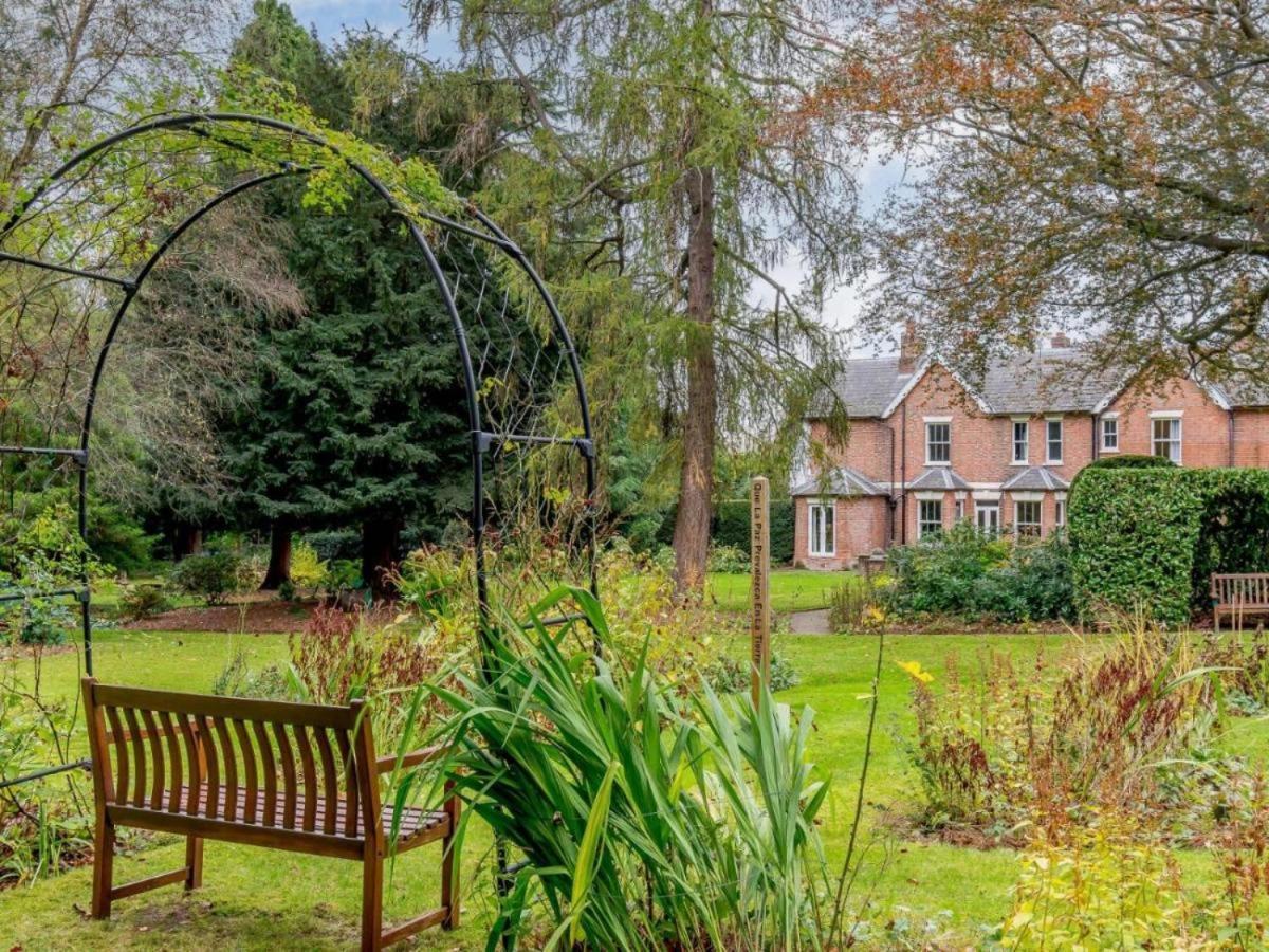 Claridge House Bed and Breakfast Lingfield Εξωτερικό φωτογραφία
